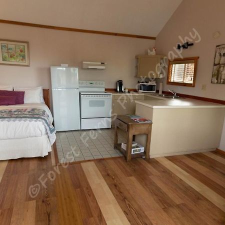 The Surf Lodge And Pub Gabriola Exterior foto