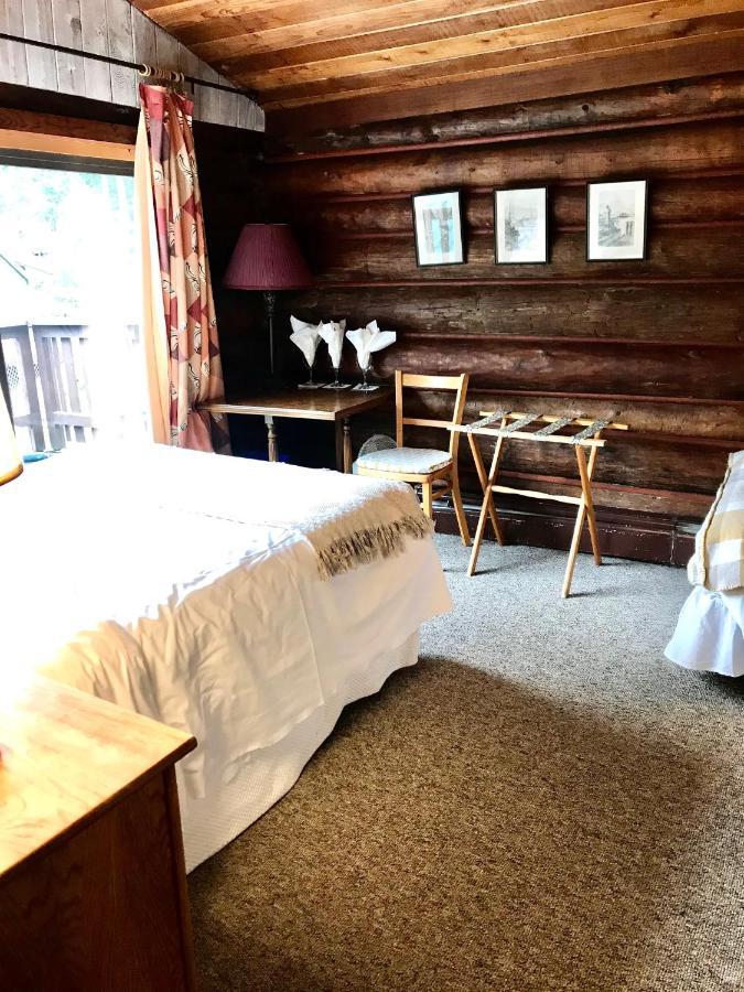 The Surf Lodge And Pub Gabriola Exterior foto
