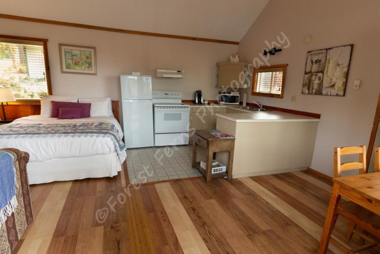 The Surf Lodge And Pub Gabriola Exterior foto